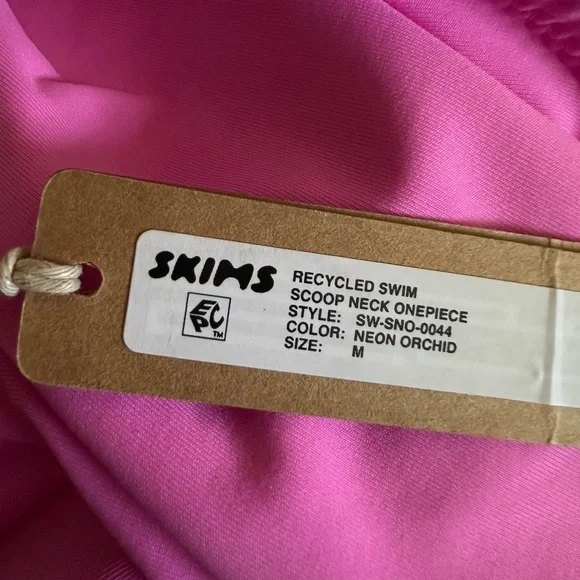 SKIMS RECYCLED SWIM
SCOOP NECK ONEPIECE Neon Orchid - Picture 5 of 5